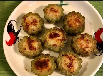 step5: 然後再熱鍋，加入少許油將蒸好了的涼瓜煎至兩邊都金黃色。