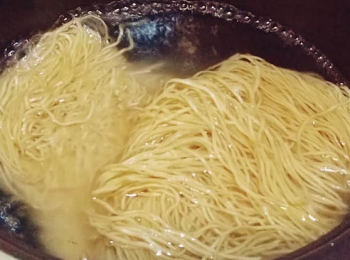 step1: 先把生麵餅放入滾水中出水後瀝乾待用
(約兩、三分鐘, 切勿把麵餅淥至過淋， 因為稍後的時間還要把它煎炸至香脆)