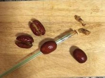 step2: 用較硬的吸管從尖端插入旋轉推前，便可將棗核取出，接著用剪刀將紅棗剪開一刀。
