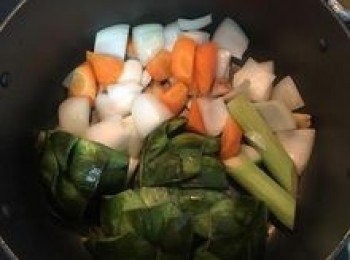 step9: 接著放入薑片、洋蔥塊略炒後，再放入紅蘿蔔略炒；