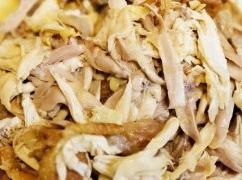 step5: 略為放涼後，用手撕出雞肉( 最好配戴手套製作，因為雞肉尚有溫度，以免燙傷)