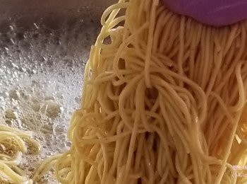 step3: 蝦子麵煮至八成熟，盛起瀝乾水。