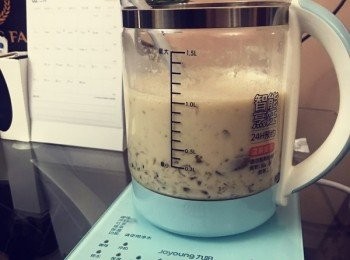 step3: 加入紅糖和杞子，煮至紅糖溶化，加入兩盒牛奶，煮至75度左右就可以了，不要煮至沸騰