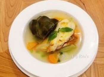 step17: 湯盤中舀入洋蔥、紅蘿蔔和朝鮮薊，再舀入魚湯，最後放上煎過的魚肉，擺上預留的九層塔葉裝飾即可。