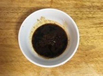 step4: 順便也將快炒要用的調味料調好備用。