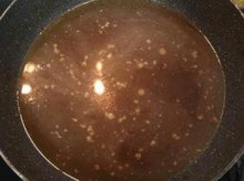 step12: 倒入800g的水一起煮滾；