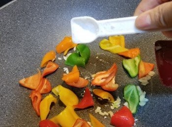 step4: 用少許油起鑊,先爆香蒜頭,加入雜椒炒勻,落1/4茶匙鹽炒勻