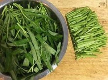 step5: 空心菜摘葉，菜梗略拍後切小段；