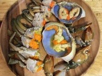 step3: 將尖鋭的地分先修剪，接著翻開蟹殼，
1.去胃,將位於蟹殼的前半部，也是在背殼內部,中上方兩眼之間下的一快三角形骨質小包。
2.去腮：長在蟹腹部兩邊的兩排軟綿綿東西，又稱「蟹百葉」。
3.除蟹心：位於蟹黃中間。蟹心極寒，呈六角形，又叫「六角肉」，可直接剪除
4.將蟹分切；<a href="https://bit.ly/2YzwBVG" target="_blank" data-keyword="蟹鉗" class="guide-link"><strong>蟹鉗</strong></a> <span style="display:inline-block;vertical-align:middle;margin-top:-3px;color:initial;border-radius:3px;padding:2px 3px;font-size:12px;line-height:14px;background:#87d300;color:#fff;">即買</span> 蓋布用菜刀拍裂。