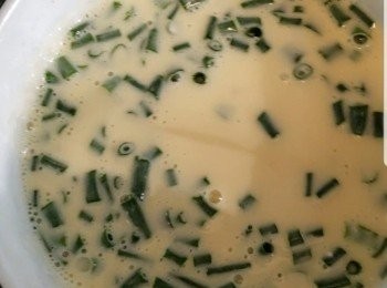 step3: 最后將蔥花倒入粉漿內攪勻即可。