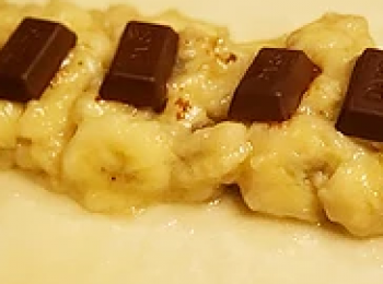 step2: 把香蕉蓉放在酥皮上， 加入朱古力粒