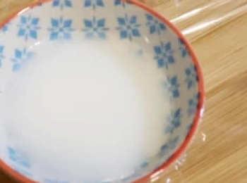 step1: 用一隻小碟準備好生粉加水作為封邊