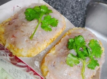 step1: 將調好味的蝦膠釀上薯餅上並貼上一塊蒝茜以作裝飾