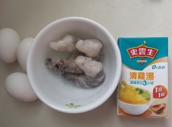 step1: 蝦先解凍再用鹽醃一會要，再用水喉水沖洗直至蝦水清澈，蝦肉介雙飛，蝦底部介一個窿能穿過蝦尾，蝦結成一個結，再將蝦先略為汆水，隔去水份備用。