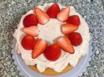 step7: 先擺上6顆完整的草莓，再將對切的草莓，切面朝上的擺在完整草莓之間；