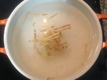 step3: 取直徑18公分的湯鍋，放入白飯，加入8分滿的水和薑絲， 中火煮滾；