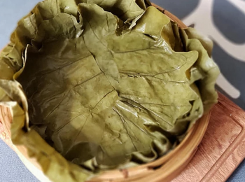 step2: 先把荷葉用水浸軟後洗乾淨， 開放在器皿上