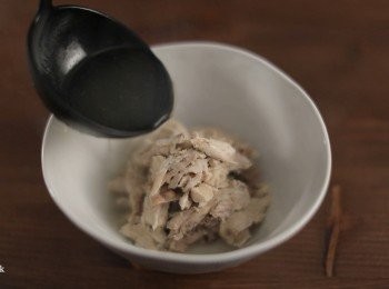 step6: 剩下的<span class="group_1">食材</span>也不要浪費，加點調味料馬上就變身為雞湯了。