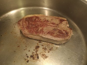 step4: 90分鐘後拆去真空袋，用熱辣辣的煎pan煎封，每面約一分鐘。