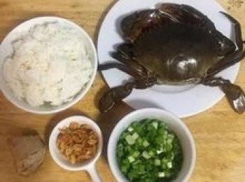 step1: 蔥洗淨後用可飲用水再洗兩次後擦乾切蔥花備用；螃蟹洗凈；