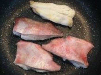 step15: 平底鍋放入少許橄欖油，燒熱後放入魚片，魚肉面朝下煎上色後，翻面煎魚皮面；