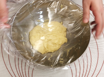 step3: 用矽膠鏟搓勻後放置30分鐘。（因麵團太濕，見議用工具幫手如：矽膠鏟）