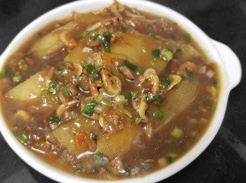 step6: 做法：

爆香蒜頭，乾蔥放入櫻花蝦爆香上碟備用。

再起鑊爆香蒜頭，乾蔥，辣椒碎放入柚皮，贊少少黃酒，加約 250ml 水，糖，老抽，雞粉，將櫻花蝦回鑊轉中細火燜煮，燜約 5 分鐘後，加少少麻油，生粉水埋芡，上碟後放上少少蔥粒，完成。