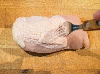 step1: 首先將<a href="https://bit.ly/3EZL8dD" target="_blank" data-keyword="雞胸" class="guide-link"><strong>雞胸</strong></a> <span style="display:inline-block;vertical-align:middle;margin-top:-3px;color:initial;border-radius:3px;padding:2px 3px;font-size:12px;line-height:14px;background:#87d300;color:#fff;">即買</span> 肉用叉子，平均插出好幾個洞。