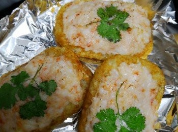 step2: 放入空氣炸爐以200度炸10-15分鐘，其間反一次面