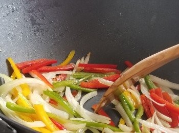 step6: 燒熱油鍋，將洋蔥及三色椒炒勻。