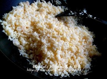 step11: 再將蛋液加入拌勻炒至每粒飯都沾上蛋液 , 用中火將飯炒至乾身不黏鑊後盛起