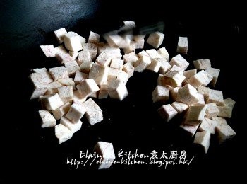 step14: 芋頭粒放入鑊中用慢火慢慢炒至微黃色後盛起