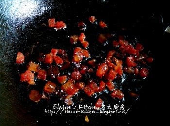 step15: 原鑊放入臘腸粒 , 臘肉粒炒香 , 炒至聞到臘味香味