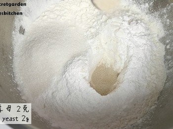 step3: 挖個洞, 加入快速酵母,蓋好