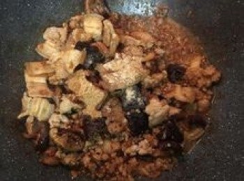 step7: 放入醬油略炒後，加入米酒、糖、白胡椒粉炒勻炒香；