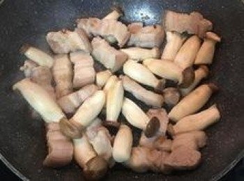 step2: 炒鍋燒熱放入五花肉煎到上色出油，再放入杏鮑菇快炒；