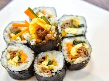 step1: 白米煮成米飯，趁熱拌入一茶匙鹽和一茶匙芝麻油。