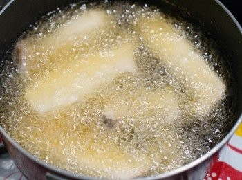 step1: 將杏鮑菇切至好入口的大小。
中火熱油鍋。
在杏鮑菇表面撒上太白粉後，入鍋油炸。
（小心油噴濺喔！）
炸好後夾起放在廚房紙巾上濾油備用。