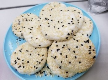 step3: 將粉團平均分成9份、紅豆餡也平均分成9份；
再將粉團搓開，包入紅豆餡，封口輕輕壓扁、再印上烘香黑白芝麻