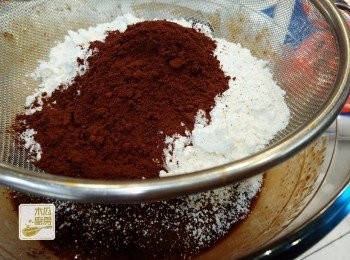 step5: 篩入低筋麵粉和可可粉，攪拌至沒有粉粒