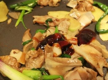 step4: 先爆香薑片要略帶啡色，再爆蔥段，加入調味料炒勻即完成。