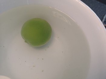 step6: 再用酒清洗梅子表面。