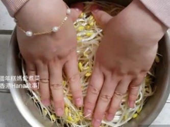 step5: 用雙手輕輕壓一壓大豆芽菜，