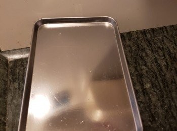 step4: 準備蒸煮工具，開大火煮滾水，準備 2個平的糕盆交替使用容器表面用少許油掃面，用廚房紙抹勻倒入， 1湯勺的芝麻漿，搖勻至厚薄一致。大火蒸3分鐘