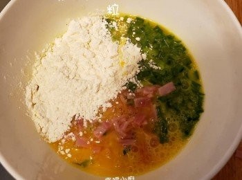 step3: 倒入面粉 蔥花  火腿粒