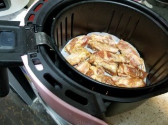 step3: 氣炸鍋舖上牛油紙,將豬肋條舖上,用200度煮10分鐘