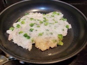 step11: 起油鑊,將蝦膠用鑊鏟壓扁,煎至金黃即可以切件上碟