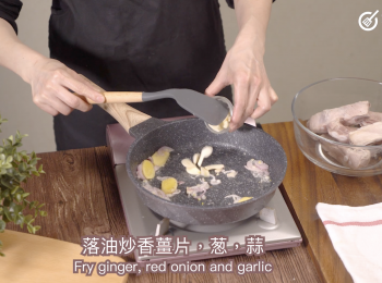 step2: 炒香薑片, 紅葱頭，蒜。加入巳飛水排骨。略炒。fry ginger, red onion and garlic a while and add in the blanched ribs