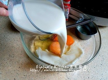 step1: 三隻雞蛋打入大碗內 , 加少許鹽及無糖豆漿拌勻