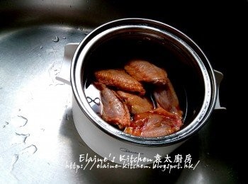 step6: 再放入<a href="https://bit.ly/3zHU5V3" target="_blank" data-keyword="雞翼" class="guide-link"><strong>雞翼</strong></a> <span style="display:inline-block;vertical-align:middle;margin-top:-3px;color:initial;border-radius:3px;padding:2px 3px;font-size:12px;line-height:14px;background:#87d300;color:#fff;">即買</span> 蓋上蓋按<蒸 / 煮>功能 , 火力調低至300 , 時間調至10分鐘